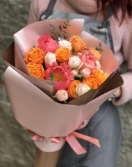 Букет с пионами Корал Сансет, кустовыми розочками Корал Бабблс и Бомбастик, эвкалиптом Парвифолия