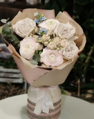 Букет нюдовый с ранункулюсами Ханой, садовой розой Вестминстер Эбби, твидией и эвкалиптом