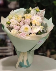 Букет сливочно-зефирный с георгинами, ранункулюсами и кустовыми розочками