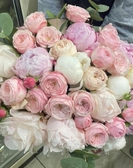 Букет с пионами различных сортов, кустовыми садовыми розами Мэнсфилд парк и Мэнсфилд Пинк Парк, эвкалиптом