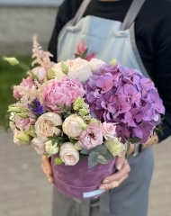 Цветочная композиция с гортензией, садовыми розами, пионами и астильбой