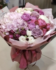 Букет с гортензией, садовыми розами и пионами