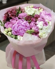 Букет с пионами, дельфиниумом, розой Мисти бабблс