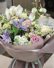 Полевой букет с дельфиниумом, эустомой, клематисами и ромашкой