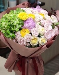 Букет с гортензией, пионами и садовыми пионовидными розами различных сортов