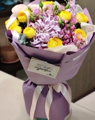 Букет с хризантемой Виенна, пионовидной розой Каталина, гипсофилой и маттиолой