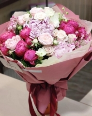 Букет с пионами, розами различных сортов, хризантемой Виенна
