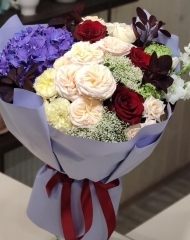 Букет мужской с гортензией, пионовидными розами, скумпией, трахелиумом и дельфиниумом