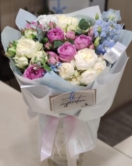 Букет с пионовидными розами Викториан Уайт, дельфиниумом и эвкалиптом