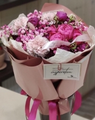 Букет с гвоздиками Мистик Пинк, кустовой розочкой Пати Трэндсэттер и гипсофилой