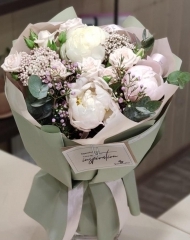 Букет с пионами и озотамнусом