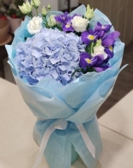 Букет с гортензией, ирисами и эустомой