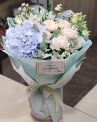 Букет с гортензией, кустовыми розами и хамелациумом