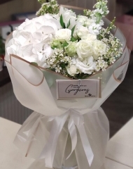 Букет белый с гортензией, эустомой, маттиолой и хамелациумом