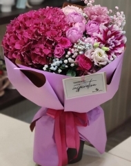 Букет малиновый с гортензией, садовыми розами, сезонными георгинами и гипсофилой