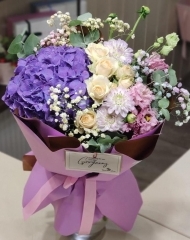 Букет сливочно-черничный с гортензией, георгинами, кустовыми розочками
