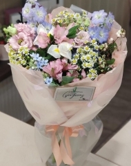 Букет воздушный полевой с дельфиниумом, ирисами, ромашкой и твидией