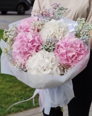 Букет с гортензией и цветной гипсофилой