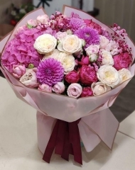 Букет в сочной ягодной гамме с садовыми розами, гортензией и сезонными георгинами 