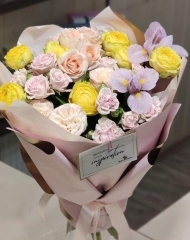 Букет с ароматными, кружевными розами и ирисами