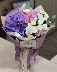 Букет с гортензией, садовыми розами, белоснежными каллами и эвкалиптом