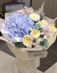Букет с гортензией, садовыми розами, ирисами и астильбой