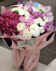 Букет с пионами, гортензией и розами различных сортов