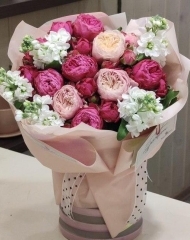 Букет с садовыми пионовидными розами и маттиолой