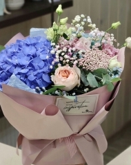 Букет с гортензией, розой Джульетт, озотамнусом и лизиантусом
