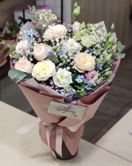 Букет с садовыми розами, лизиантусом, твидией и гипсофилой 