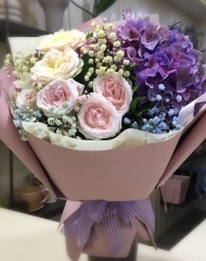 Букет с гортензией и ароматными розами white O’Hara