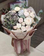 Букет с гортензией, садовыми и кустовыми розами, гвоздикой и озотамнусом