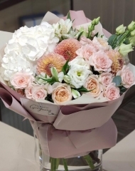 Букет с белой гортензией, кустовыми и садовыми розами, георгинами и эустомой