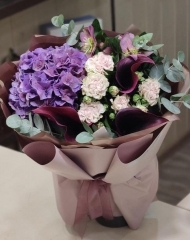 Букет с гортензией, каллами, хелеборусом и розами Свит флоу