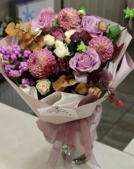 Букет в осенней гамме с георгинами, ягодами симфорикарпуса и садовыми розами Монмартр