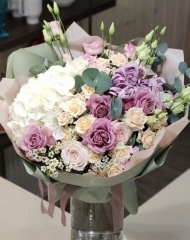 Букет с гортензией, садовыми розами Монмартр и Жюстин, хризантемой Виенна и хамелациумом