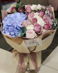 Букет с садовыми розами, хелеборусом, озотамнусом и гортензией