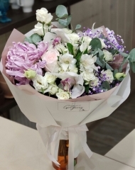 Букет с хризантемой Виенна, альстромерией, розами, гипсофилой и эвкалиптом