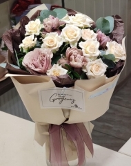 Букет кофейный с тюльпанами Брауни,  кустовой розой и эвкалиптом