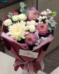 Букет с георгинами, садовыми розами, ягодами симфорикарпуса