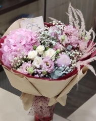 Букет с гортензией, хризантемой Момоко, эустомой и кустовой розой