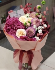 Букет с гортензией, сезонными георгинами, садовыми розами и ягодами симфорикарпуса