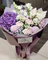 Букет с гортензией, хризантемой Момоко, кустовой розой Свит флоу и гипсофилой