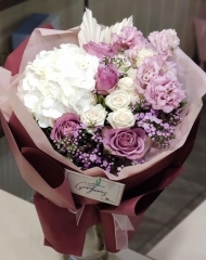 Букет с гортензией, эустомой, садовыми розами и хамелациумом