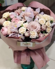 Букет в кофейной гамме с садовыми розами, тюльпанами и ирисами Брауни 