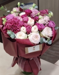 Букет с садовыми розами различных сортов, гортензией, эустомой и эвкалиптом