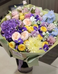 Букет с гортензией, садовыми розами, дельфиниумом, ирисами, эустомой и хамелациумом