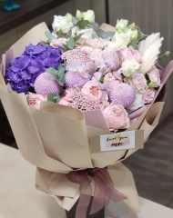 Букет с розами различных сортов, хризантемой Момоко, гортензией и ирисами Брауни