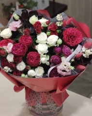 Букет с розами различных сортов