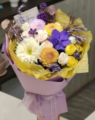 Букет с георгинами, хризантемой и орхидеей Ванда